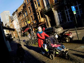 Marollen hoofddoek islam volkswijk mensen buggy kinderkoets kinderen mama