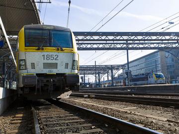 NMBS trein Brussel-Zuid Bruxelles-Midi station openbaar vervoer perron