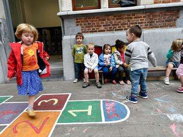 Lagere school Sint-Joost-aan-zee spelende kinderen hinkelen spelen onderwijs