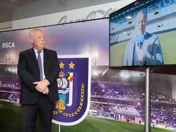 Roger Vanden Stock afscheid als voorzitter RSC Anderlecht met werknemers van de club