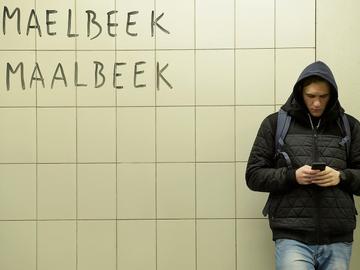 metrostation Maalbeek MIVB metrohalte openbaar vervoer pendelaar jongere jeugd hoodie smartphone