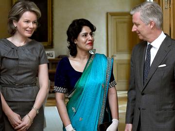 Koning Filip en Koningin Mathilde ontvangen Nidhi Chaphekar slachtoffer aanslagen 22 maart 2016 iconische foto brandwonden