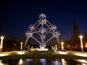 30-08 2010 Atomium by night