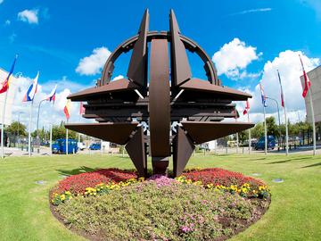 2009 het symbool van de Noordatlantische alliantie voor het NAVO-hoofdkwartier in Evere