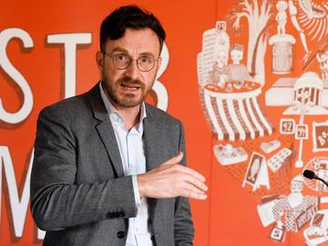 Brussels minister van mobiliteit Pascal Smet tijdens voorstelling van het vernieuwde busnet van de MIVB op 23 maart 2018