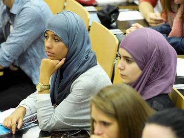 Studenten school Institut Marie Haps hoofddoek islam 2