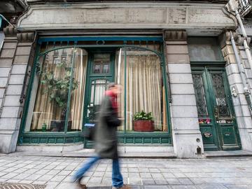 Sint-Gillis vitrine etalage oude winkelgevel voetganger