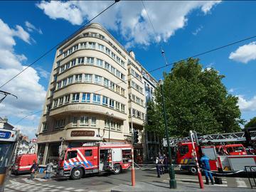 Brandweer ziekenwagen 112 ambulance hulpverlener kleine ring brand interventie Louizalaan Lesbroussartstraat Natural Caffe
