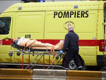 Brandweer ziekenwagen 112 ambulance hulpverlener kleine ring ongeval ongeluk