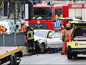 Brandweer ziekenwagen 112 ambulance hulpverlener kleine ring ongeval ongeluk 2