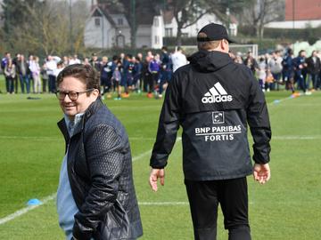 Marc Coucke, voorzitter van RSC Anderlecht, en trainer Hein Vanhaezebrouck tijdens een open training van de club op 14 april 2018 in Neerpede