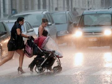 Onweer in Brussel regen storm Flageyplein kinderkoets mama moeder vrouw