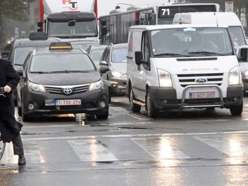 Fietser tussen autoverkeer