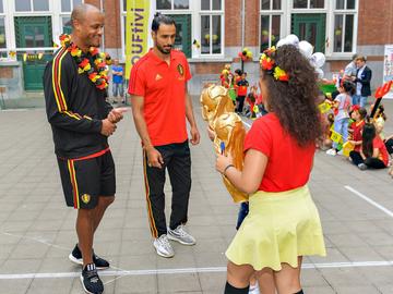 Vincent Kompany en Nacer Chadli, spelers van de nationale voetbalploeg van België, bezoeken de Ecole primaire de l'Allée Verte in Brussel op vrijdag 8 juni 2018, vlak voor het FIFA Wereldkampioenschap in Rusland.
