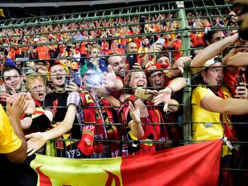 De Rode Duivels groeten de supporters na de vriendschappelijke wedstrijd tegen Costa Rica als voorbereiding op het WK in Rusland