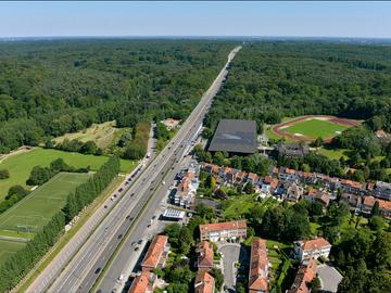 De autosnelweg E411 langsheen het Rood Klooster, het sportcentrum ADEPS van Oudergem en het Zoniënwoud