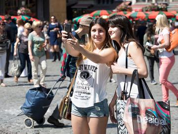 Toeristen maken een selfie op de Grote Markt in Brussel