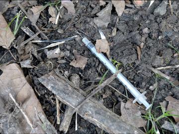 Achtergelaten drugsspuit aan Hallepoort