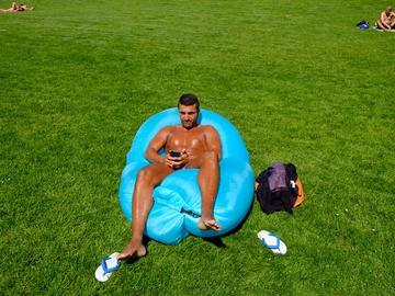 Hete zomer warmte hitte Terkamerenbos Ter Kamerenbos zon gras park gebruind smartphone relax vrije tijd man gespierd sixpack