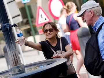 hete zomer warmte hitte drinkfontein drinkwater leidingwater dorst vrouw
