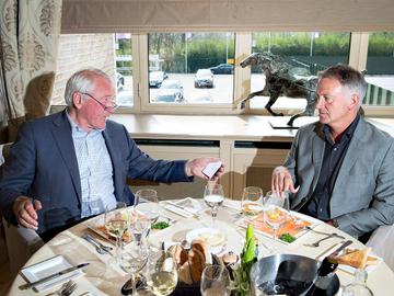 Clublegendes Marc Degryse en  Paul Van Himst in restaurant Saint Guidon in februari 2017