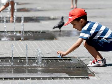 hitte hete zomer Muntplein zonnekloppers fontein water afkoelen warmte tropische temperaturen
