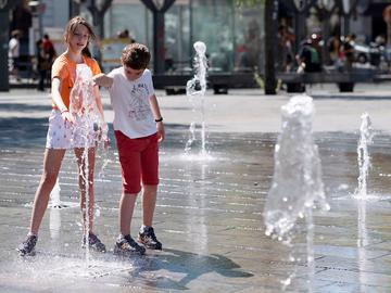 De fonteinen op het Flageyplein bij tropische temperaturen in Brussel