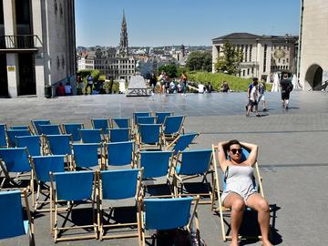 hitte hete zomer kunstberg zonnekloppers fontein water afkoelen strandstoel warmte tropische temperaturen