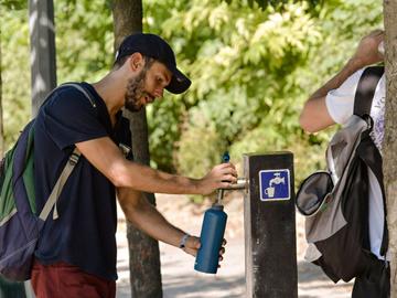 Hittegolf in Brussel drinkwater drinkbaar water waterfontein drinkfontein dorst hitte warm tropische temperaturen