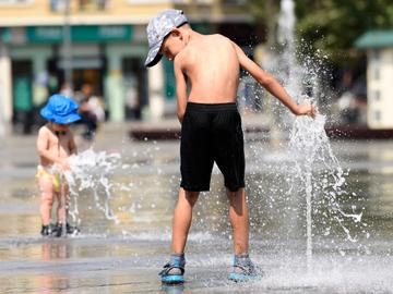 Hittegolf in Brussel droogte kinderen Flageyplein waterfontein drinkfontein dorst hitte warm tropische temperaturen