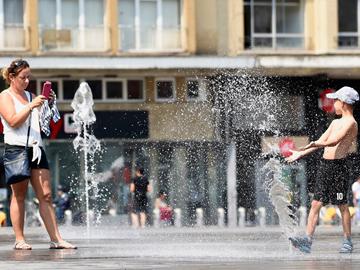 Hittegolf in Brussel droogte spelende kinderen Flageyplein waterfontein drinkfontein dorst hitte warm tropische temperaturen