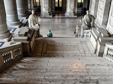 De trappen aan de inkomhal van het justitiepaleis