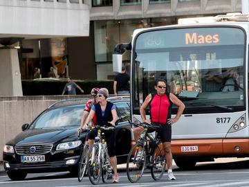 Fietser luchtkwaliteit luchtvervuiling mobiliteit fijn stof verkeer bus lijn 80 MIVB openbaar vervoer Kleine Ring