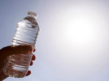 petfles plastic flessenwater PMD sorteren recyclage recycleren water drinkwater hitte dorst warm weer