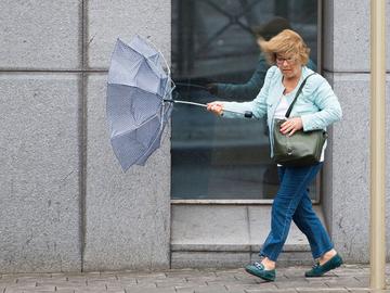 onweer regen paraplu windstoten rukwinden beaufort slecht weer