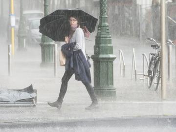 onweer regen paraplu windstoten rukwinden beaufort stortbui