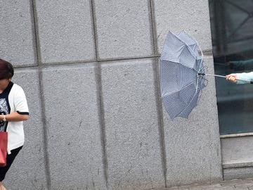 onweer regen paraplu windstoten rukwinden beaufort stortbui dames