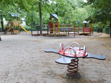 speeltuin kinderen ketten draaimolen