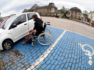 rolstoelgebruiker mindervalide parking parkeerplaats rolstoel andersvalide handicap Warandepark Koninklijk paleis