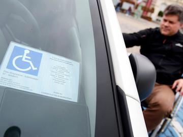rolstoelgebruiker mindervalide parking parkeerplaats rolstoel andersvalide handicap autovignet