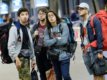 backpackers rugzaktoeristen toerist zuidstation NMBS trein jeugd jongere tieners