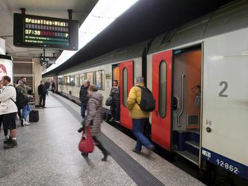 station Brussel-Centraal trein naar Brussel-Zuid pendelaars trein NMBS treingebruikers