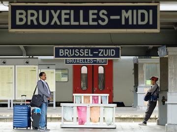 toerist zuidstation NMBS trein reiziger valies koffer trolley passagiers perron afval recyclage