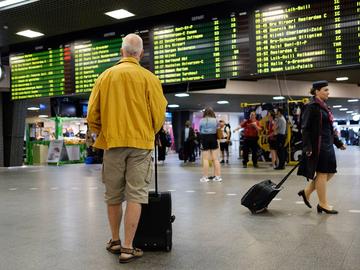 toerist zuidstation NMBS trein reiziger valies koffer trolley vertrekuren centrale hal
