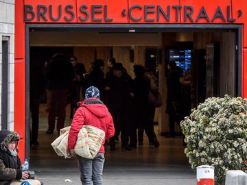 Dakloos in Brussel daklozen straatbewoners arm armoede bedelaar thuisloos Centraal station