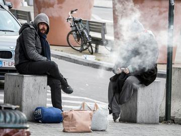 Dakloos in Brussel daklozen straatbewoners arm armoede koude winter bedelaar thuisloos