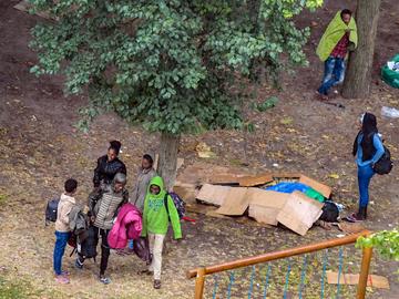 transmigranten asielzoekers Maximiliaanpark migratie vluchtelingen dakloos daklozen karton