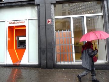Bancontact cash in cash out geldautomaat geld afhalen mister cash geld afhalen bank regen paraplu