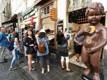 toerist toerisme manneken pis wafel zomer chocolade centrum Brussel Taborastraat souvenirwinkel