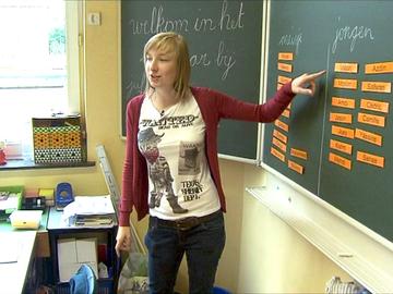 lagere school lager onderwijs kinderen tweede leerjaar lerares leerkracht schoolbord